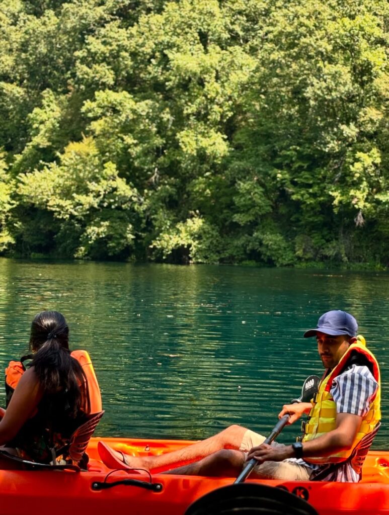 Paddla i kristallklart, turkosblått vatten omgivet av orörd natur - Saranda