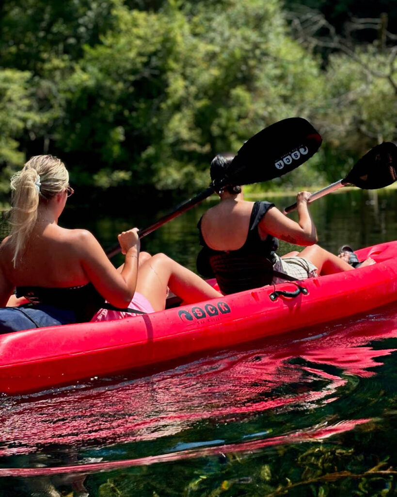Paddla i kristallklart, turkosblått vatten omgivet av orörd natur - Saranda
