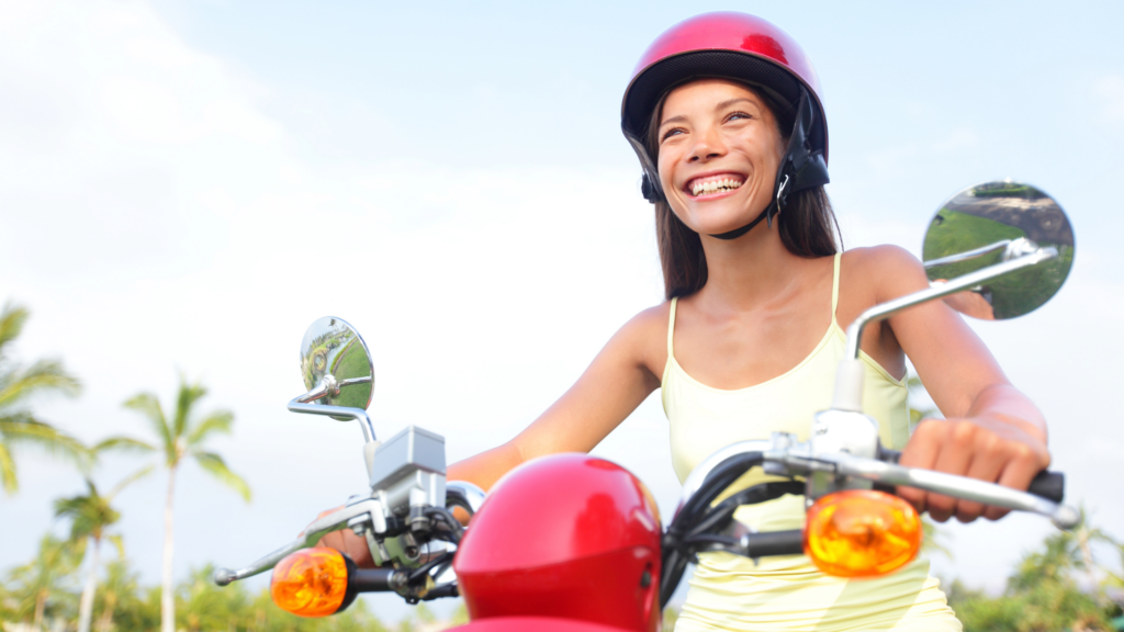 En kvinna på moped på semester i Saranda