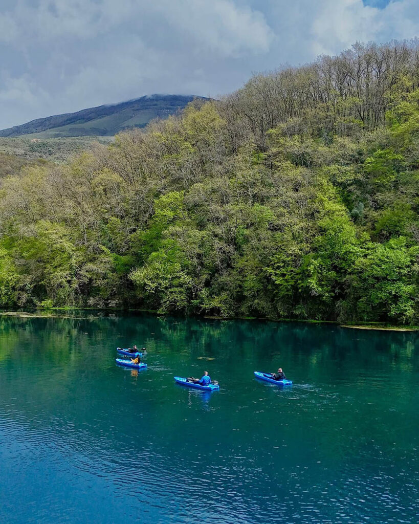Paddla i kristallklart, turkosblått vatten omgivet av orörd natur - Saranda