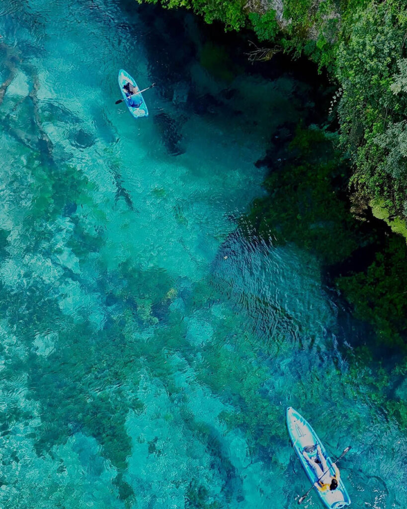 Paddla i kristallklart, turkosblått vatten omgivet av orörd natur - Saranda