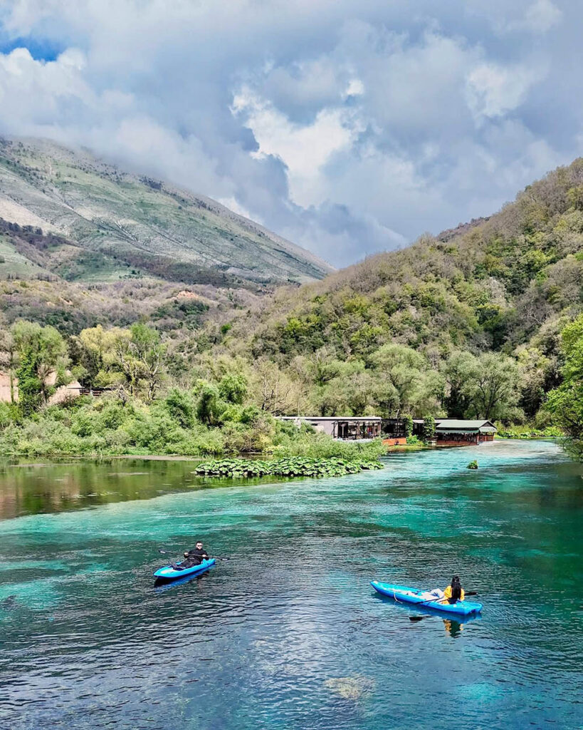 Paddla i kristallklart, turkosblått vatten omgivet av orörd natur - Saranda
